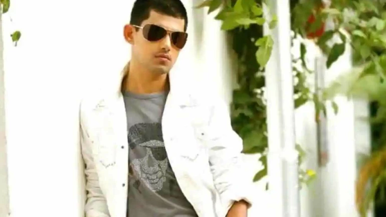 गायक राँडनीसह त्याने अन्य पाच जणांची ही केली फसवणूक गायक राँडनीसह त्याने अन्य पाच जणांची ही केली फसवणूक