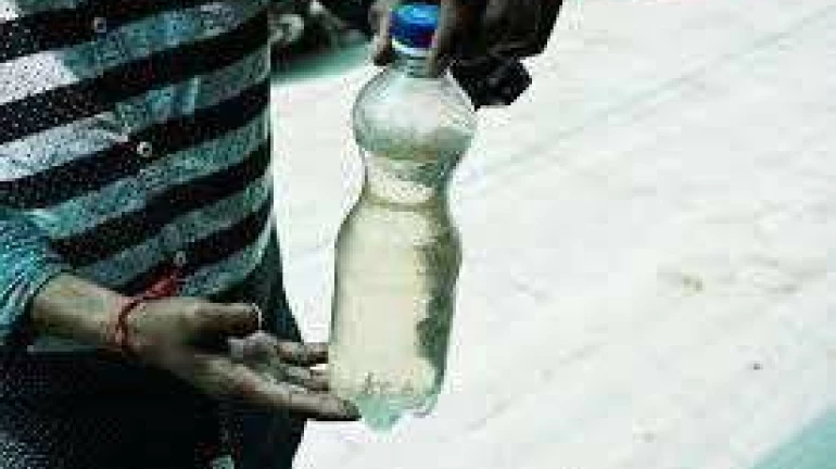 एक्स्प्रेसमध्ये दुषित पाणीपुरवठा, प्रवाशांकडून संताप एक्स्प्रेसमध्ये दुषित पाणीपुरवठा, प्रवाशांकडून संताप