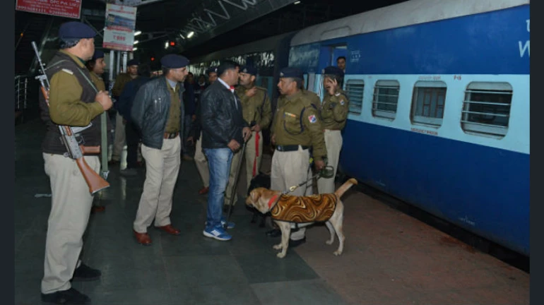 मुंबई रेलवे स्टोशेनों पर भी हाई अलर्ट मुंबई रेलवे स्टोशेनों पर भी हाई अलर्ट