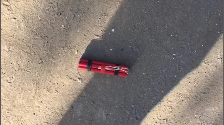 बोरीवली में मिला बम जैसा दिखने वाला संदिग्ध वस्तु, मचा हड़कंप बोरीवली में मिला बम जैसा दिखने वाला संदिग्ध वस्तु, मचा हड़कंप