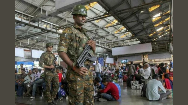 मुंबई में हवाई अड्डों, रेलवे स्टेशनों, और अन्य प्रमुख स्थानों की सुरक्षा बढ़ी, शहर में हाई अलर्ट मुंबई में हवाई अड्डों, रेलवे स्टेशनों, और अन्य प्रमुख स्थानों की सुरक्षा बढ़ी, शहर में हाई अलर्ट
