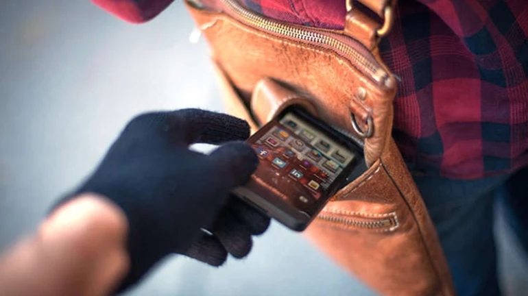 ६ वर्षात लोकलमधून ९९ कोटींचे मोबाइल चोरीला ६ वर्षात लोकलमधून ९९ कोटींचे मोबाइल चोरीला