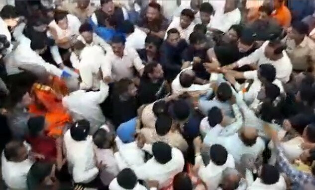 नवी मुंबई: शिवसेना और एनसीपी कार्यकर्ताओं के बीच हिंसक झड़प, विधायक की लाखों की कार चकनाचूर