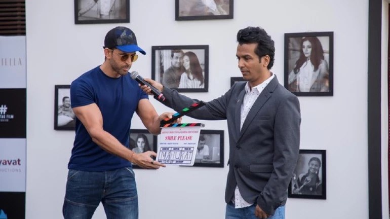 आणि ऋतिकने 'स्माइल प्लीज' म्हणत दिला क्लॅप आणि ऋतिकने 'स्माइल प्लीज' म्हणत दिला क्लॅप