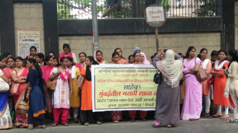 मुंबईतील विनाअनुदानित शिक्षिकांची मातोश्रीवर धडक मुंबईतील विनाअनुदानित शिक्षिकांची मातोश्रीवर धडक