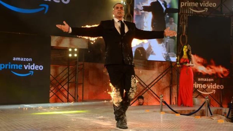 आणि अक्षयनं कपड्यांना आग लावून केलं रॅम्प वॅाक! आणि अक्षयनं कपड्यांना आग लावून केलं रॅम्प वॅाक!