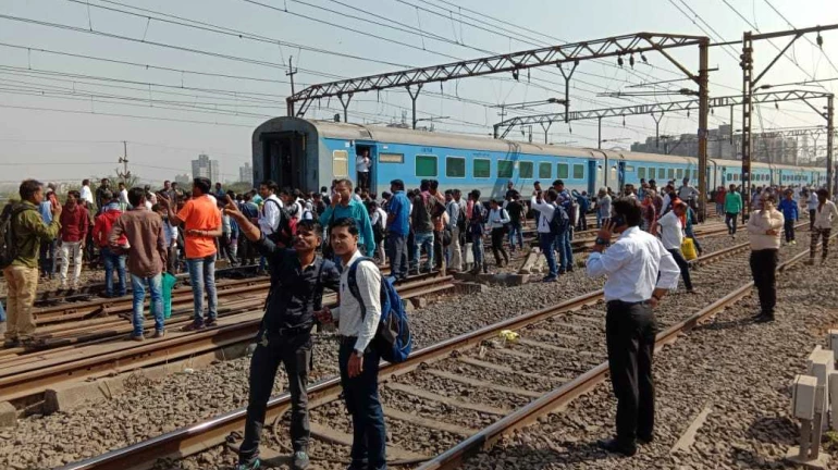 अडीच तासांच्या खोळंब्यानंतर पंचवटी एक्स्प्रेस रवाना अडीच तासांच्या खोळंब्यानंतर पंचवटी एक्स्प्रेस रवाना