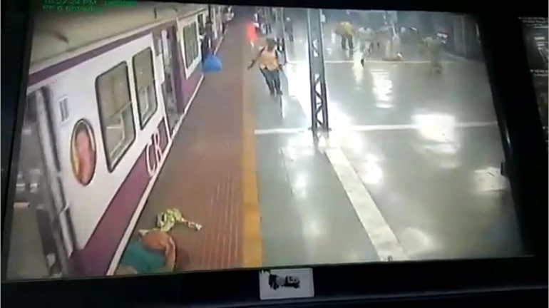 दादर स्टेशन की घटना , ट्रेन ने नीचे आते आते बची महिला! दादर स्टेशन की घटना , ट्रेन ने नीचे आते आते बची महिला!