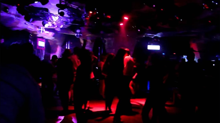 पबमध्ये विवाहितेशी गैरकृत्य, गुजरातमधील ४ व्यावसायिकांना अटक पबमध्ये विवाहितेशी गैरकृत्य, गुजरातमधील ४ व्यावसायिकांना अटक