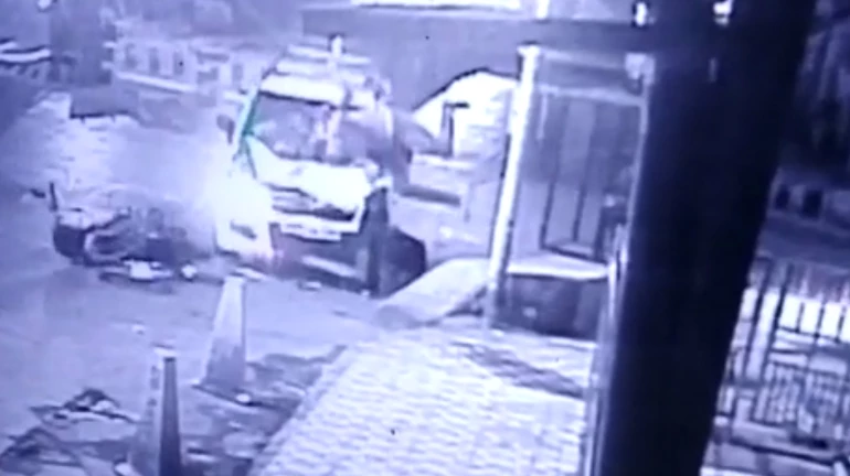 सड़क हादसे में पुलिसकर्मी घायल, सामने आया CCTV वीडियो