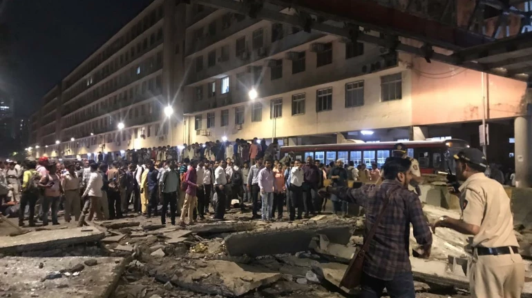 Live Updates: सीएसएमटी स्टेशनजवळ पादचारी पूल कोसळून ६ जणांचा मृत्यू Live Updates: सीएसएमटी स्टेशनजवळ पादचारी पूल कोसळून ६ जणांचा मृत्यू