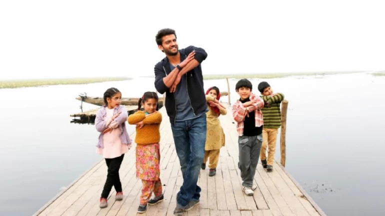 Zaheer Iqbal choreographs the hook step of Notebook's song Bumro Zaheer Iqbal choreographs the hook step of Notebook's song Bumro