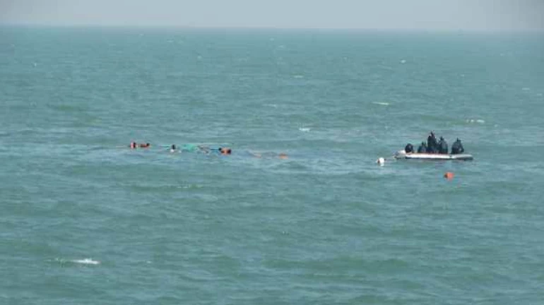 वर्ली समुद्र में नाव पलटी , एक लापता वर्ली समुद्र में नाव पलटी , एक लापता