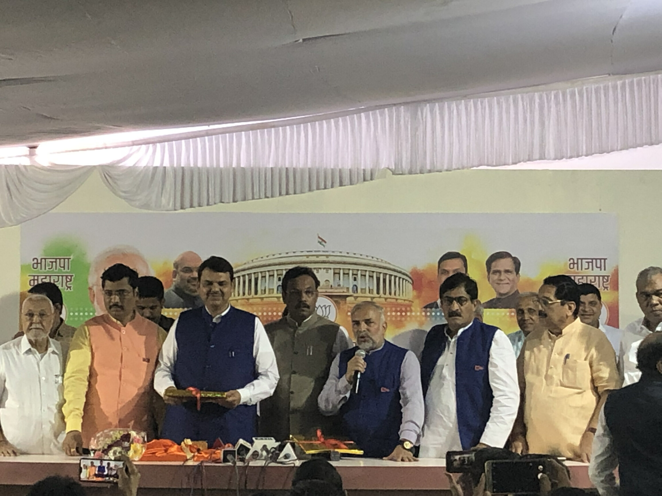 बीजेपी ने कांग्रेस-एनसीपी महागठबंधन को धीरे से दिया जोर का झटका, मोहिते-पाटिल पिता और पुत्र बीजेपी में होंगे शामिल