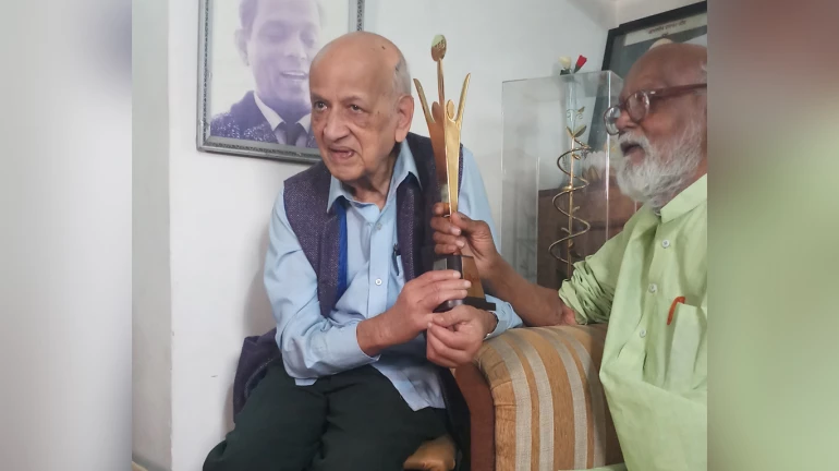 ज्येष्ठ व्हायोलिनवादक प्रभाकर जोग यांना 'जीवन गौरव' ज्येष्ठ व्हायोलिनवादक प्रभाकर जोग यांना 'जीवन गौरव'