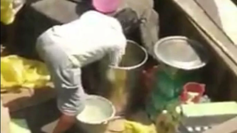 रेल्वे स्थानकावर लिंबू पाणी पिताय, तर आधी हे वाचा... रेल्वे स्थानकावर लिंबू पाणी पिताय, तर आधी हे वाचा...