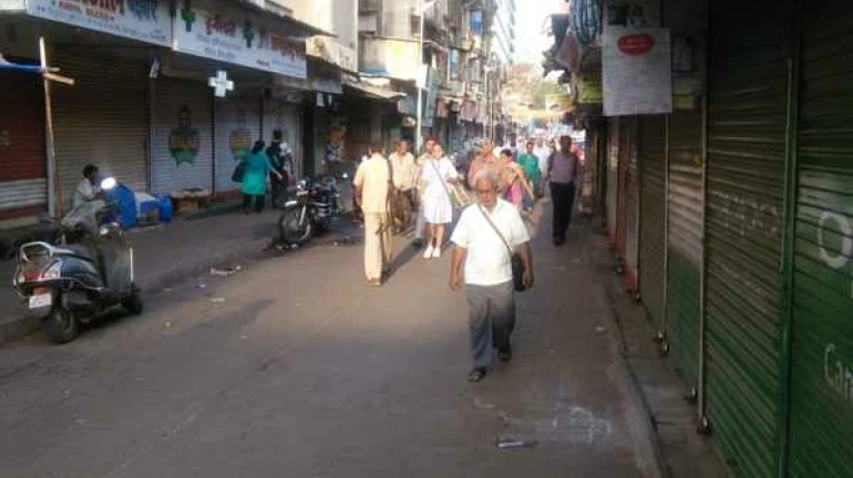 पालिकेचा निषेध करण्यासाठी लोअर परळच्या व्यापारी मंडळाचं आंदोलन, दुकानं बंद पालिकेचा निषेध करण्यासाठी लोअर परळच्या व्यापारी मंडळाचं आंदोलन, दुकानं बंद