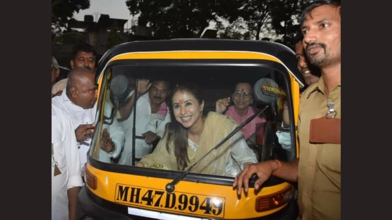 उर्मिलाने चालवली रिक्षा, गोराईतील रिक्षा चालकांना केलं खूश उर्मिलाने चालवली रिक्षा, गोराईतील रिक्षा चालकांना केलं खूश