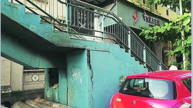 वानखेड़े स्टेडियम के गेट नंबर 4 को जोड़नेवाला ब्रिज बंद वानखेड़े स्टेडियम के गेट नंबर 4 को जोड़नेवाला ब्रिज बंद