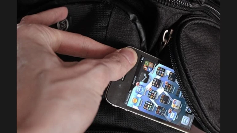 मोबाइल के कारण गवांनी पड़ी टांग मोबाइल के कारण गवांनी पड़ी टांग