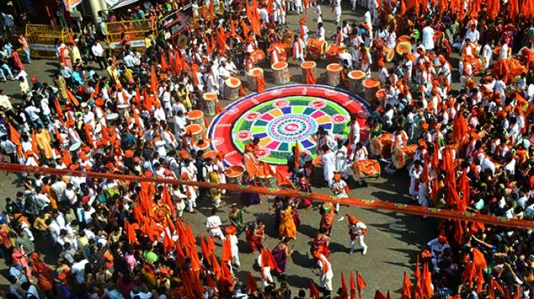 लालबाग-परळ गिरणगावच्या शोभायात्रेत स्त्री शक्तीचा जागर लालबाग-परळ गिरणगावच्या शोभायात्रेत स्त्री शक्तीचा जागर
