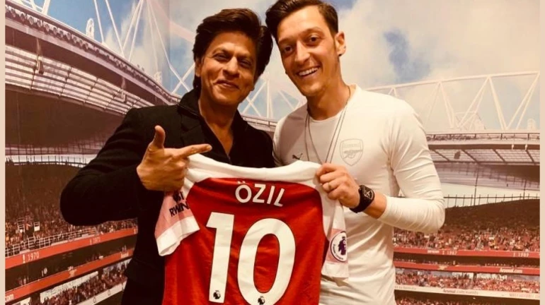 शाहरुख खान ने अपने बड़े प्रशंसक और खिलाड़ी मेसुत ओज़िल का निमंत्रण किया स्वीकार्य! शाहरुख खान ने अपने बड़े प्रशंसक और खिलाड़ी मेसुत ओज़िल का निमंत्रण किया स्वीकार्य!