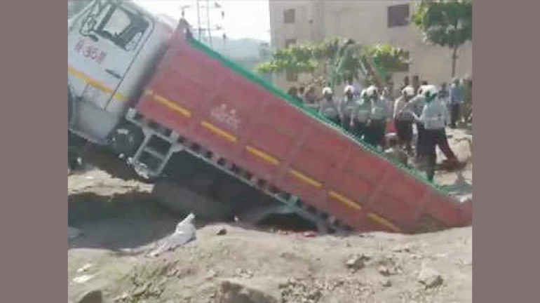 चेंबूरमध्ये सेफ्टी टॅंकमध्ये तीन जण अडकले चेंबूरमध्ये सेफ्टी टॅंकमध्ये तीन जण अडकले