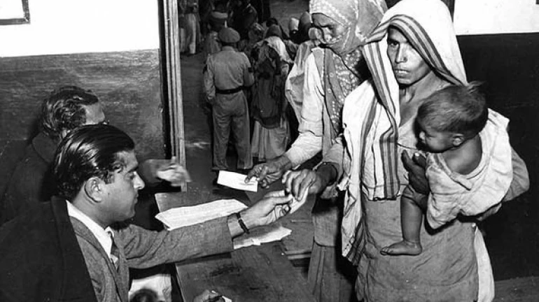 भारतात अशी झाली पहिली निवडणूक, निवडणुकीसाठी लागले ५ महिने भारतात अशी झाली पहिली निवडणूक, निवडणुकीसाठी लागले ५ महिने