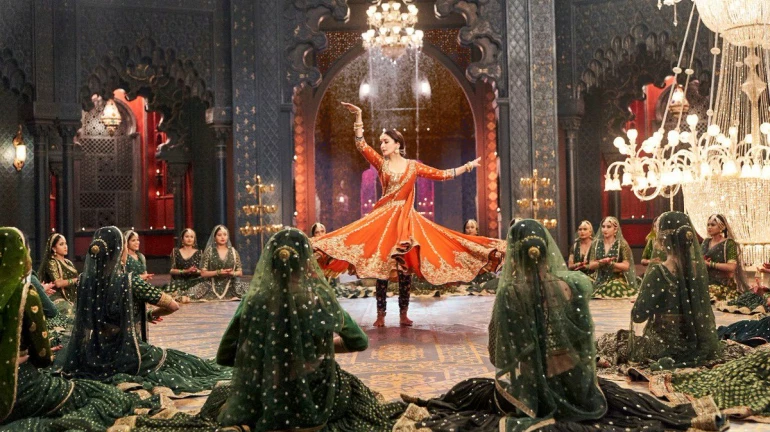 मीना कुमारी की याद दिलाने के लिए तैयार हैं माधुरी, कल रिलीज होगा ‘कलंक’ का नया गाना मीना कुमारी की याद दिलाने के लिए तैयार हैं माधुरी, कल रिलीज होगा ‘कलंक’ का नया गाना