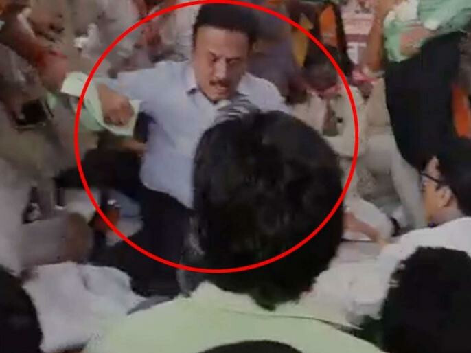 VIDEO: बीजेपी-शिवसेना की सभा में जम कर चले लात घूंसे, पूर्व मंत्री पिटे तो जल संसाधन मंत्री गिरीश महाजन भी झगड़े में जूझते नजर आए
