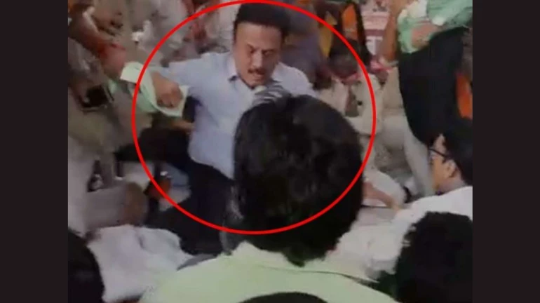 जळगावात उमेदवारीवरून भाजप कार्यकर्ते आपसातच भिडले जळगावात उमेदवारीवरून भाजप कार्यकर्ते आपसातच भिडले