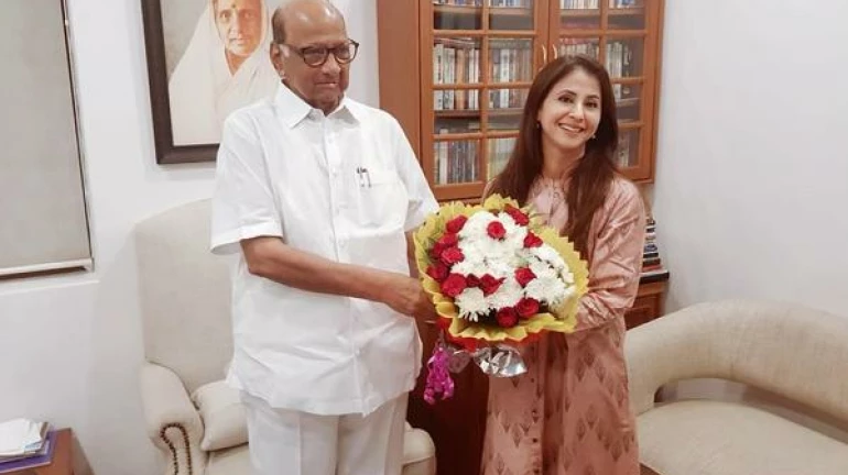 शरद पवार, उर्मिला मातोंडकर यांच्यात अर्धा तास गुफ्तगू शरद पवार, उर्मिला मातोंडकर यांच्यात अर्धा तास गुफ्तगू