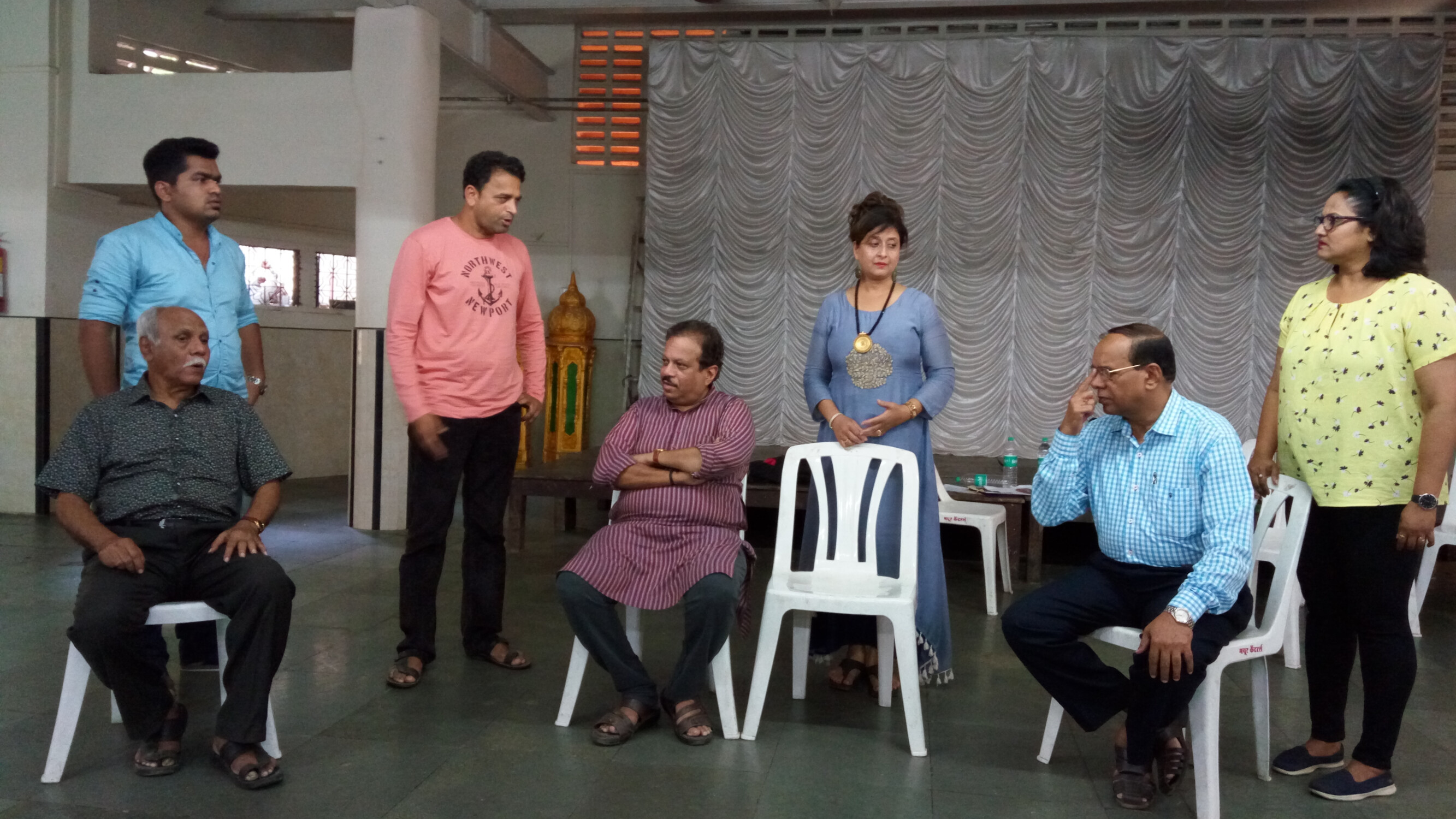 नवं कोरं एकवचनी नाटक  'मी माझे मला'