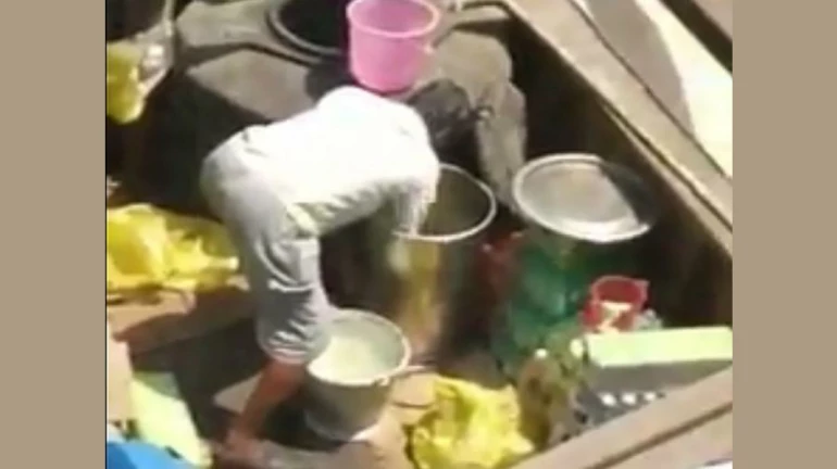 कुर्ला स्थानकावरील 'त्या' लिंबू सरबत विक्रेत्याला ५ लाखांचा दंड कुर्ला स्थानकावरील 'त्या' लिंबू सरबत विक्रेत्याला ५ लाखांचा दंड