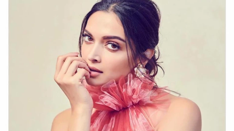 दीपिकाला मेकअपसाठी लागतात ४ तास! दीपिकाला मेकअपसाठी लागतात ४ तास!