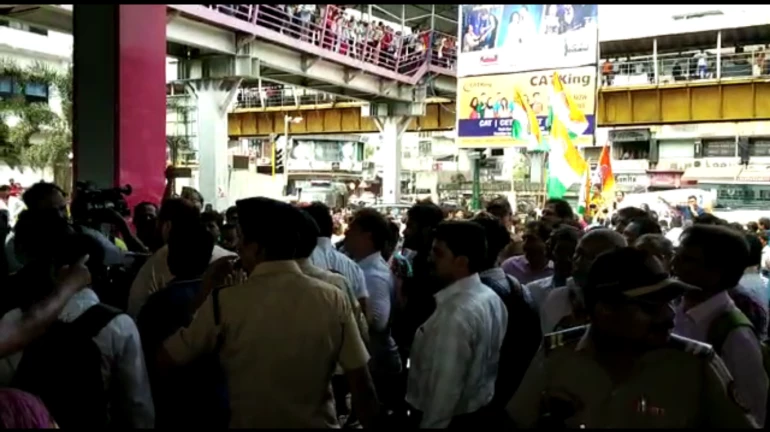 बोरीवली स्टेशन पर कांग्रेस और बीजेपी कार्यकर्ताओ में झड़प