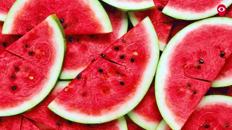 उन्हाळ्यात थंडगार, रसदार कलिंगड खाण्याचे १२ फायदे उन्हाळ्यात थंडगार, रसदार कलिंगड खाण्याचे १२ फायदे