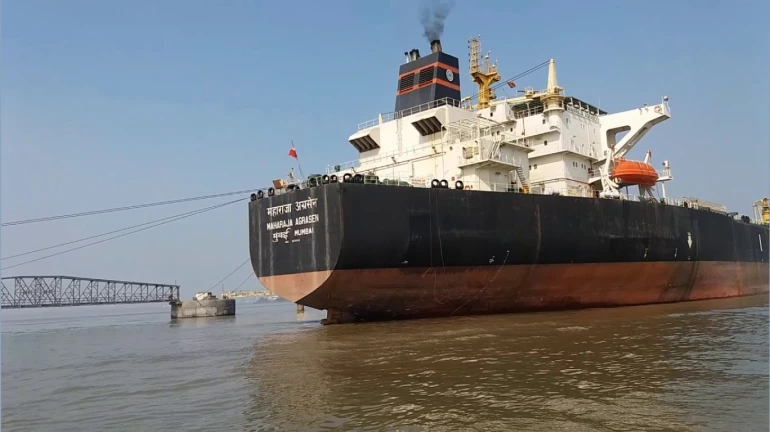 मुंबईच्या समुद्रात महाराजा जहाजाला आग, चिफ इंजिनीअरचा मृत्यू