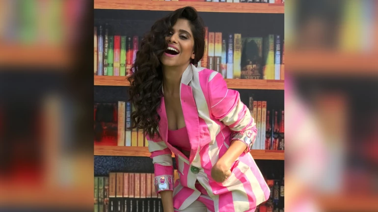 पहा, सईचा हटके लुक! पहा, सईचा हटके लुक!