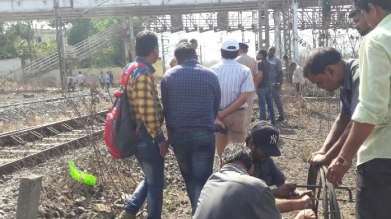 ट्रान्सहार्बर मार्गावरील लोकल वाहतूक ओव्हरहेट वायर तुटल्यानं ठप्प ट्रान्सहार्बर मार्गावरील लोकल वाहतूक ओव्हरहेट वायर तुटल्यानं ठप्प