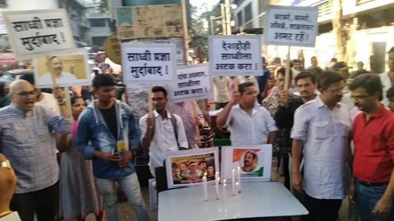 मुंबई में प्रज्ञा सिंह ठाकुर के खिलाफ लगे मुर्दाबाद के नारे, गिरफ्तारी की मांग मुंबई में प्रज्ञा सिंह ठाकुर के खिलाफ लगे मुर्दाबाद के नारे, गिरफ्तारी की मांग