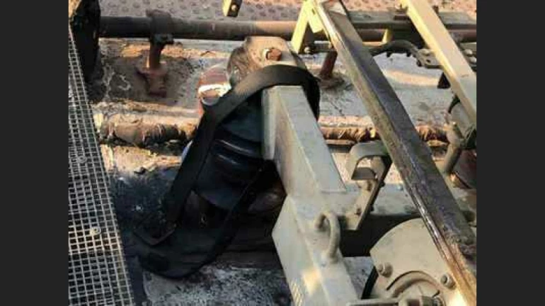 पेंटाग्राफवर बेल्ट फेकला, हार्बर रेल्वेची वाहतूक विस्कळीत पेंटाग्राफवर बेल्ट फेकला, हार्बर रेल्वेची वाहतूक विस्कळीत