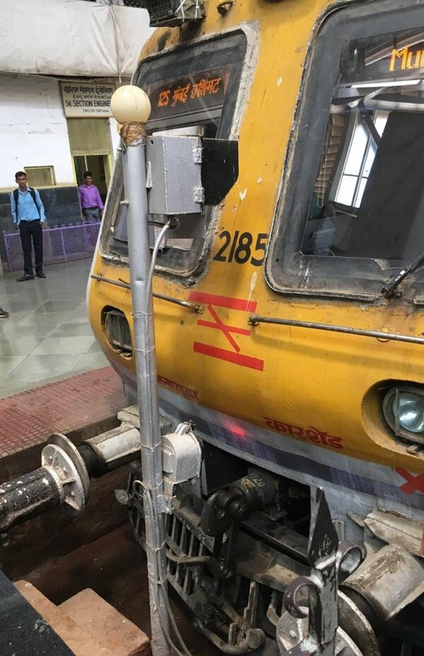 बफरला लोकल धडकल्यानं हार्बर मार्गावरील वाहतूक विस्कळीत