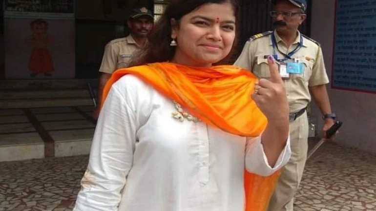 अनेक दिग्गजांनी बजावला मतदानाचा हक्क अनेक दिग्गजांनी बजावला मतदानाचा हक्क