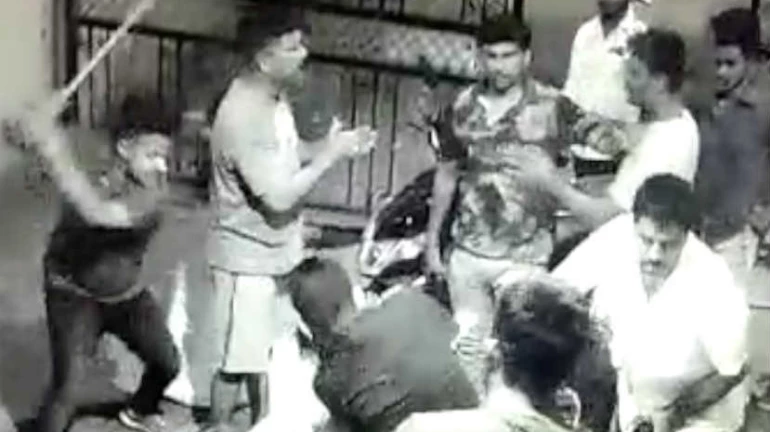 भाजप नगरसेवकाचा मनसेच्या कार्यकर्त्यावर जीवघेणा हल्ला भाजप नगरसेवकाचा मनसेच्या कार्यकर्त्यावर जीवघेणा हल्ला