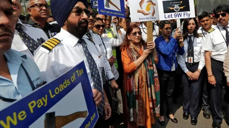 जेट कर्मचारियों मे किया विरोध प्रदर्शन, सरकार से दखल की मांग जेट कर्मचारियों मे किया विरोध प्रदर्शन, सरकार से दखल की मांग