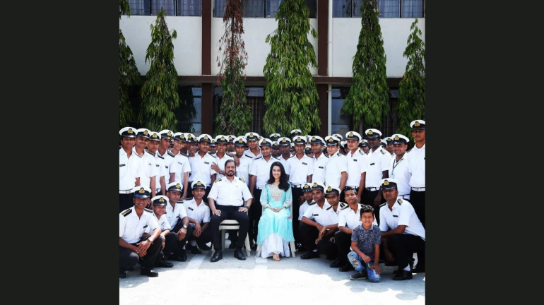 श्रद्धा कपूर ने की नौसेना अधिकारियों से मुलाकात! श्रद्धा कपूर ने की नौसेना अधिकारियों से मुलाकात!