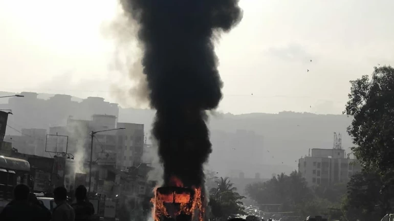 गोकुलधाम इलाके में बेस्ट बस में लगी आग गोकुलधाम इलाके में बेस्ट बस में लगी आग