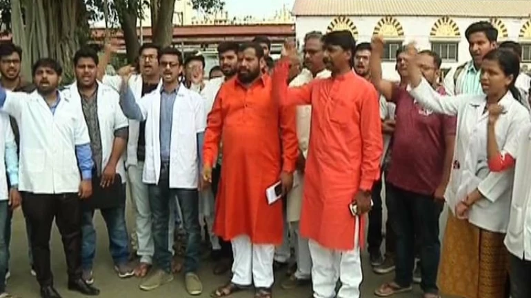 वैद्यकीय शिक्षणात आरक्षण न मिळाल्यानं मराठा विद्यार्थ्यांचं आंदोलन वैद्यकीय शिक्षणात आरक्षण न मिळाल्यानं मराठा विद्यार्थ्यांचं आंदोलन