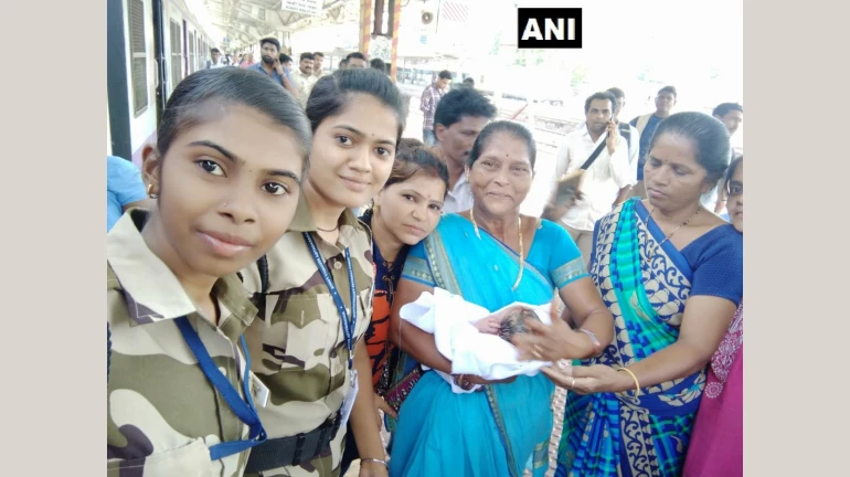 विरार स्टेशन: महिला ने लोकल ट्रेन में दिया बच्चे को जन्म विरार स्टेशन: महिला ने लोकल ट्रेन में दिया बच्चे को जन्म